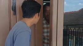 Salah satu wartawan negosiasi untuk melakukan liputan audiensi terkait peneriban tambang Ilegal di Kabupaten Pamekasan.