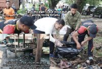 Bupati Merangin Syukur sibuk melakukan gorong bersama, kondisi drainase Simpang empat Pasar Rantau Panjang Tabir terlihat sampah dan Tanah menutupi drainase/ Foto Saipan Petir Transatu.id