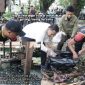 Bupati Merangin Syukur sibuk melakukan gorong bersama, kondisi drainase Simpang empat Pasar Rantau Panjang Tabir terlihat sampah dan Tanah menutupi drainase/ Foto Saipan Petir Transatu.id