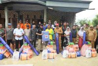 PJ Bupati Masrukin saat mengunjungi rumah korban terdampak angin kencang di desa Konang, Galis, (06/01/2025).