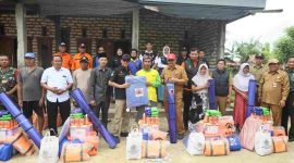 PJ Bupati Masrukin saat mengunjungi rumah korban terdampak angin kencang di desa Konang, Galis, (06/01/2025).