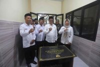 PJ Bupati Masrukin meresmikan gedung Puskesmas Kadur, (26/2/2025).