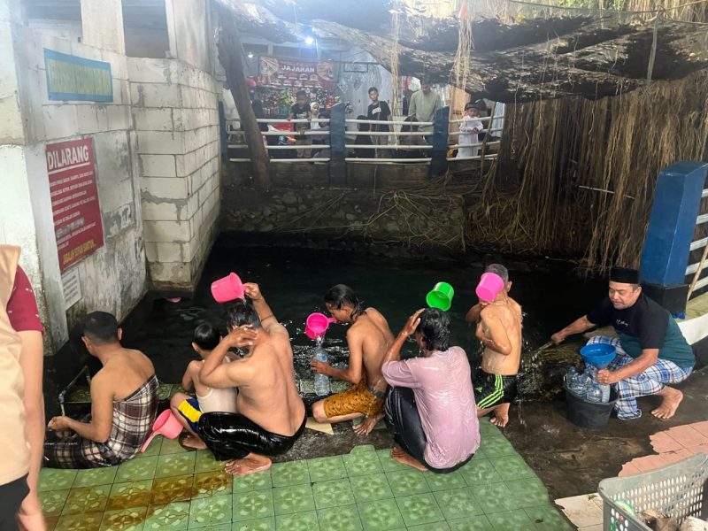 Pesona Wisata Religi Sumur Sentul di Kampung Santri, Desa Klebet, Kecamatan Kemiri, Kabupaten Tangerang jadi tumpuan masyarakat saat berlibur. (Dok. Yanto/transatu.id)

