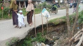 Jalan Penghubung dua Kecamatan didaerah Dusun Sabahau Kelurahan Dusun Baru Kecamatan Tabir diberikan rambu-rambu takut terjadi kecelakaan, terlihat juga badan jalan mulai dimakan air hujan dan aliran sungai hingga terkikis/ Foto - Suhep Transatu.id