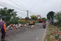 UPTD Wilayah 1 DLHK Kabupaten Tangerang Bersama Team Work, Lakukan Gempuran Sampah


