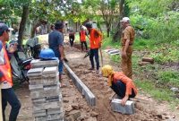 Kasie Pelayanan Kecamatan Kresek H. Cecep Budiman bersama Tim di dampingi aparatur Pemdes Kemuning, mengecek secara langsung pembangunan yang dilaksanakan oleh CV. ZIA RIZQI BAHARI
