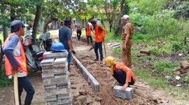 Kasie Pelayanan Kecamatan Kresek H. Cecep Budiman bersama Tim di dampingi aparatur Pemdes Kemuning, mengecek secara langsung pembangunan yang dilaksanakan oleh CV. ZIA RIZQI BAHARI
