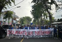 PC PMII Pamekasan dan nelayan desa Tanjung melakukan aksi demonstrasi ke kantor Perhutani Madura dan Polres setempat, Jumat (25/4/2025).