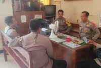 Kapolsek Kadur Pamekasan, AKP Tamsil Efendi saat memberikan arahan kepada anggotanya.