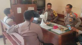 Kapolsek Kadur Pamekasan, AKP Tamsil Efendi saat memberikan arahan kepada anggotanya.