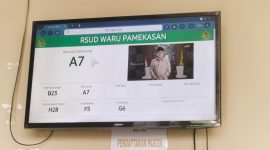 Bupati sebelumnya, Baddrut Tamam tampak masih terpampang di layar antrean Poli klinik RSUD Waru, Rabu (16/04/2025).