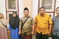 Korban kehilangan emas dan terdakwa pencemaran nama baik didampingi kedua kuasa hukum Abdul Holis (baju kuning) dan Taufik (samping).