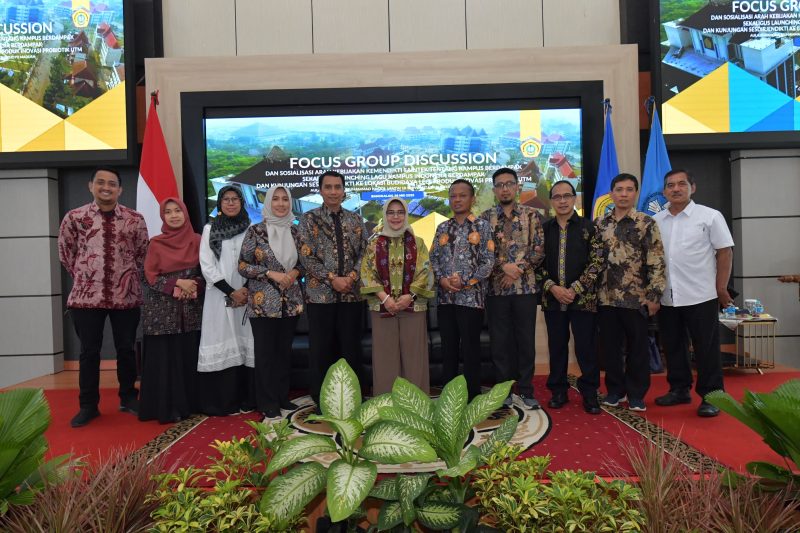KETERANGAN: Prof. Aisyah Endah Palupi (tengah) bersama Rektor UTM dan jajaran pimpinan kampus saat peluncuran lagu “Kampus Indonesia Berdampak” di Aula Syaikhona Muhammad Kholil, Graha Rektorat UTM, Bangkalan.(Dok:Transatu)