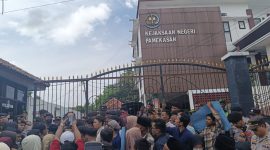 Sejumlah massa aksi yang tergabung dalam Formatur menggeruduk Kantor Kejaksaan Negeri Pamekasan, Kamis, 08/05/2025.