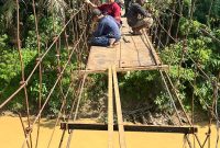 Gotong bersama perbaikan jembatan gantung simpang Limbur 