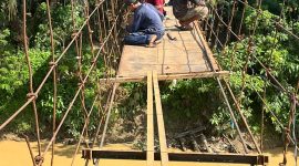 Gotong bersama perbaikan jembatan gantung simpang Limbur 