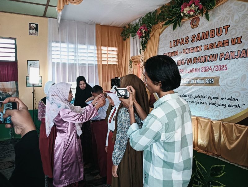 Kepek Berikan perhargaan kepada Siswa 