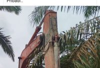 Foto Alat Berat merek Hitachi rusak Jalan aspal Batang Masumai 