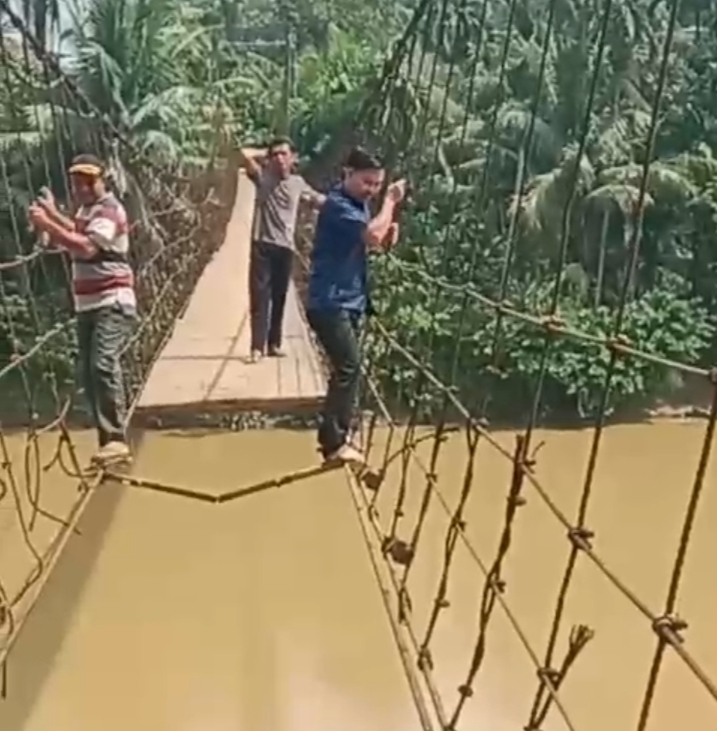 Jembatan Desa Limbur Viral saat dilewati Anggota DPRD Merangin Fraksi NasDem Helmi