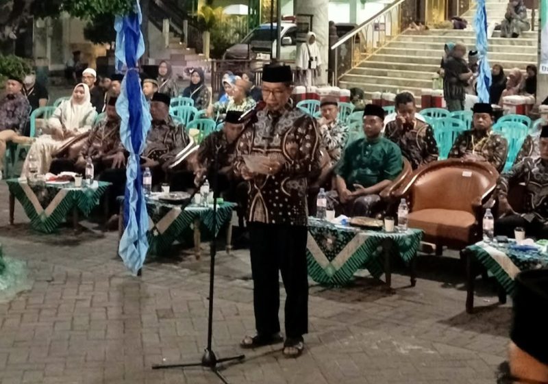Bupati Pamekasan, KH. Kholilurrahman, saat sambutan di depan Masjid Jamik As-Syuhada' 