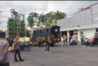 Ketua Forkot, Samsul Arifin melakukan orasi di halaman Polres Pamekasan, Selasa (27/5/2025).