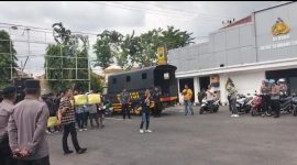 Ketua Forkot, Samsul Arifin melakukan orasi di halaman Polres Pamekasan, Selasa (27/5/2025).