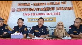 5 orang tim Advokat didampingi Kepsek SDN 104 saat Jumpa Pers sejumlah Wartawan di ruang aula sekolah 