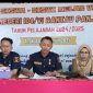 5 orang tim Advokat didampingi Kepsek SDN 104 saat Jumpa Pers sejumlah Wartawan di ruang aula sekolah 