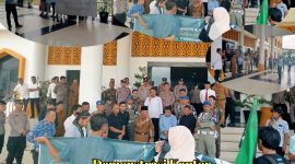 HMI Cabang Bangko Melakukan aksi demonstrasi depan Kantor Bupati Merangin 