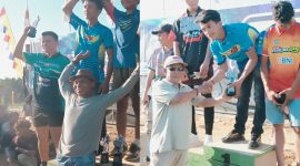 Tampak Kades Sungai Bulian dan Panitia Memberikan Piala kepada Pembalap / Foto - Suhep 