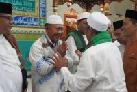 Wakil Bupati Merangin salam Warga saat hadir di acara 