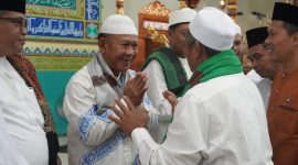 Wakil Bupati Merangin salam Warga saat hadir di acara 