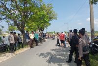 Saat sejumlah pendemo melakukan pemblokiran jalan menuju PT Garam. 