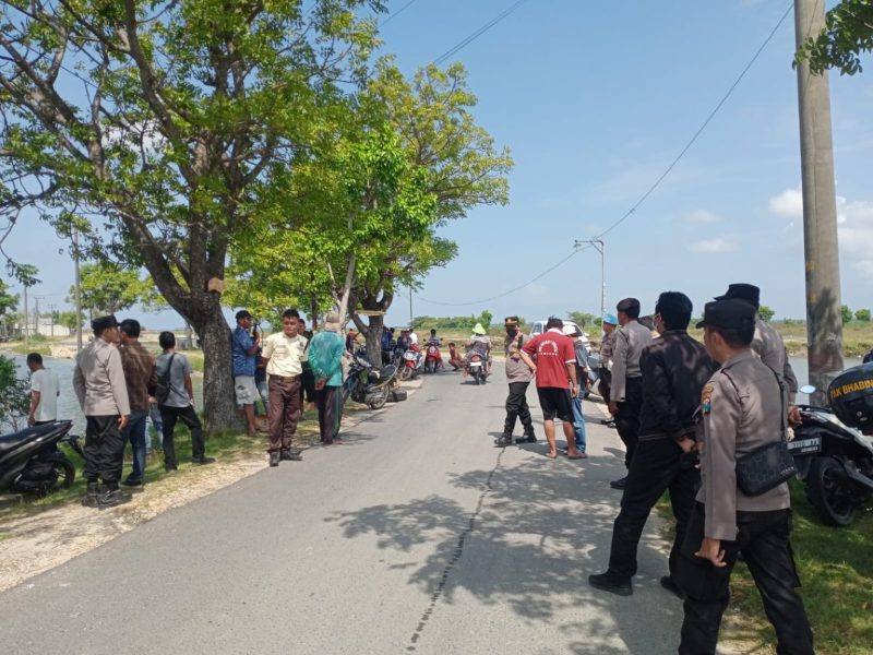 Saat sejumlah pendemo melakukan pemblokiran jalan menuju PT Garam. 