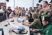 Orang Luar Pemerintah Bisa mengambil Alih dan mengusir Awak media saat hendak mau dilakukan Audiensi antara pemerintah dan HMI