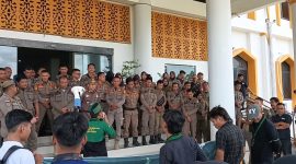 HMI Cabang Bangko melakukan aksi demonstrasi depan kantor Bupati Merangin 