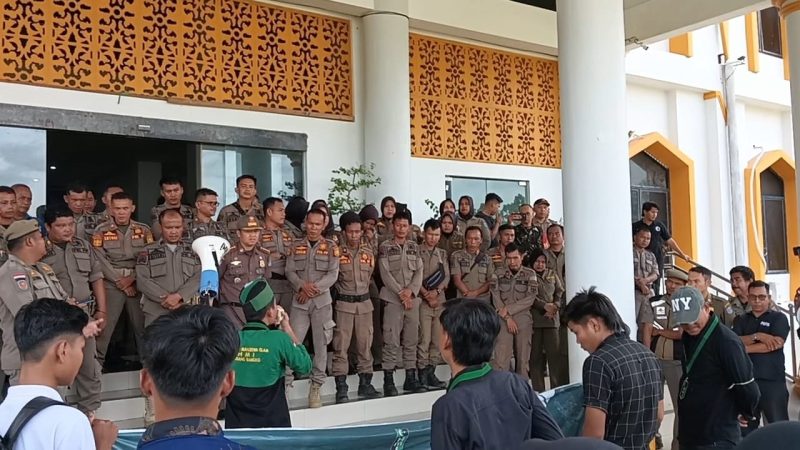 HMI Cabang Bangko melakukan aksi demonstrasi depan kantor Bupati Merangin 