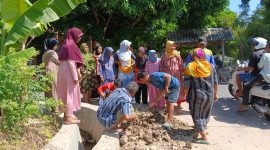 Warga desa Pandan sedang menyambungkan pipa air secara mandiri, kamis (12/6/2025).