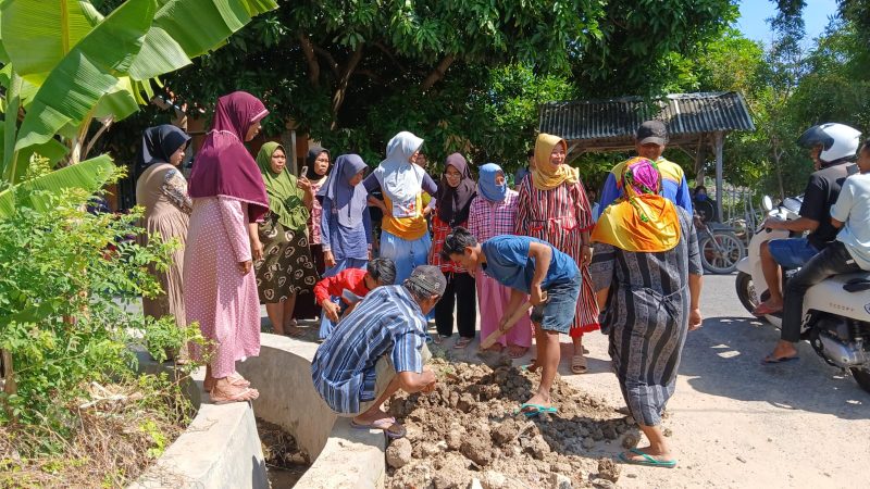 Warga desa Pandan sedang menyambungkan pipa air secara mandiri, kamis (12/6/2025).