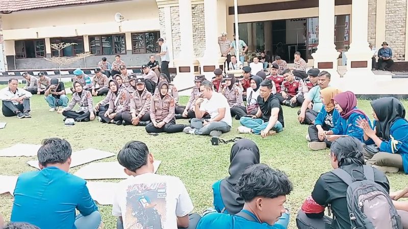 Kasat Reskrim dampingi Waka Polres Merangin temui mahasiswa 