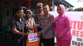 Kapolres Merangin serahkan bantuan paket 
