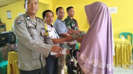 PJ Kades Pulau Baru Asnawi S.pd serahkan BLT