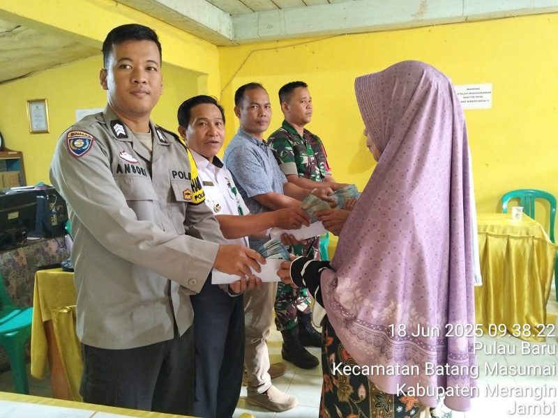 PJ Kades Pulau Baru Asnawi S.pd serahkan BLT