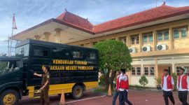 Terdakwa panitia PAW Kades Gugul usai menjalani sidang di Pengadilan Negeri Pamekasan, Kamis (26/6/2025).