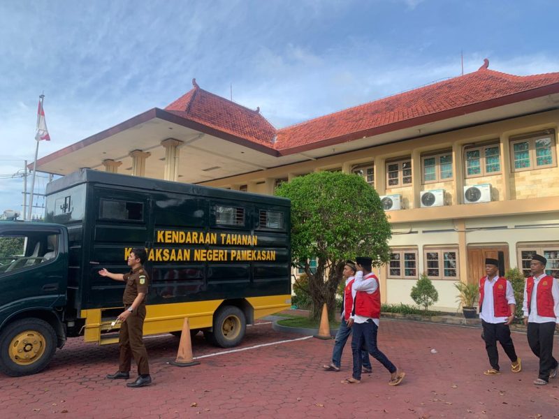 Terdakwa panitia PAW Kades Gugul usai menjalani sidang di Pengadilan Negeri Pamekasan, Kamis (26/6/2025).