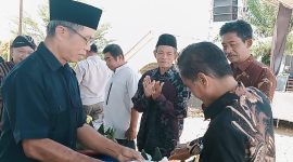 Camat Tabir Ilir didampingi Ketua BPD Air baru berikan tumpeng kepada tokoh masyarakat di hari jadi Desa air batu ke 40