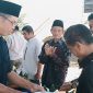 Camat Tabir Ilir didampingi Ketua BPD Air baru berikan tumpeng kepada tokoh masyarakat di hari jadi Desa air batu ke 40