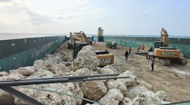 Proses pemindahan bongkahan batu kapur dari Dump Truk ke kapal muatan di Pelabuhan Pasean Pamekasan