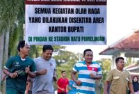 Ketua P3K, Basri (baju kuning) bersama masyarakat melakukan olahraga lari di Kantor Bupati Pamekasan.