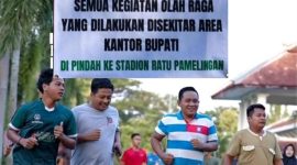 Ketua P3K, Basri (baju kuning) bersama masyarakat melakukan olahraga lari di Kantor Bupati Pamekasan.
